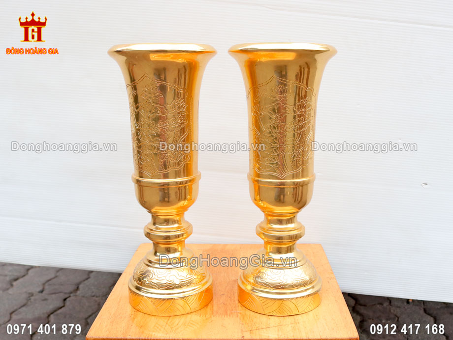 Đôi ống hương bằng đồng mạ vàng được sử dụng để trang trí và đựng hương trên bàn thờ cúng
